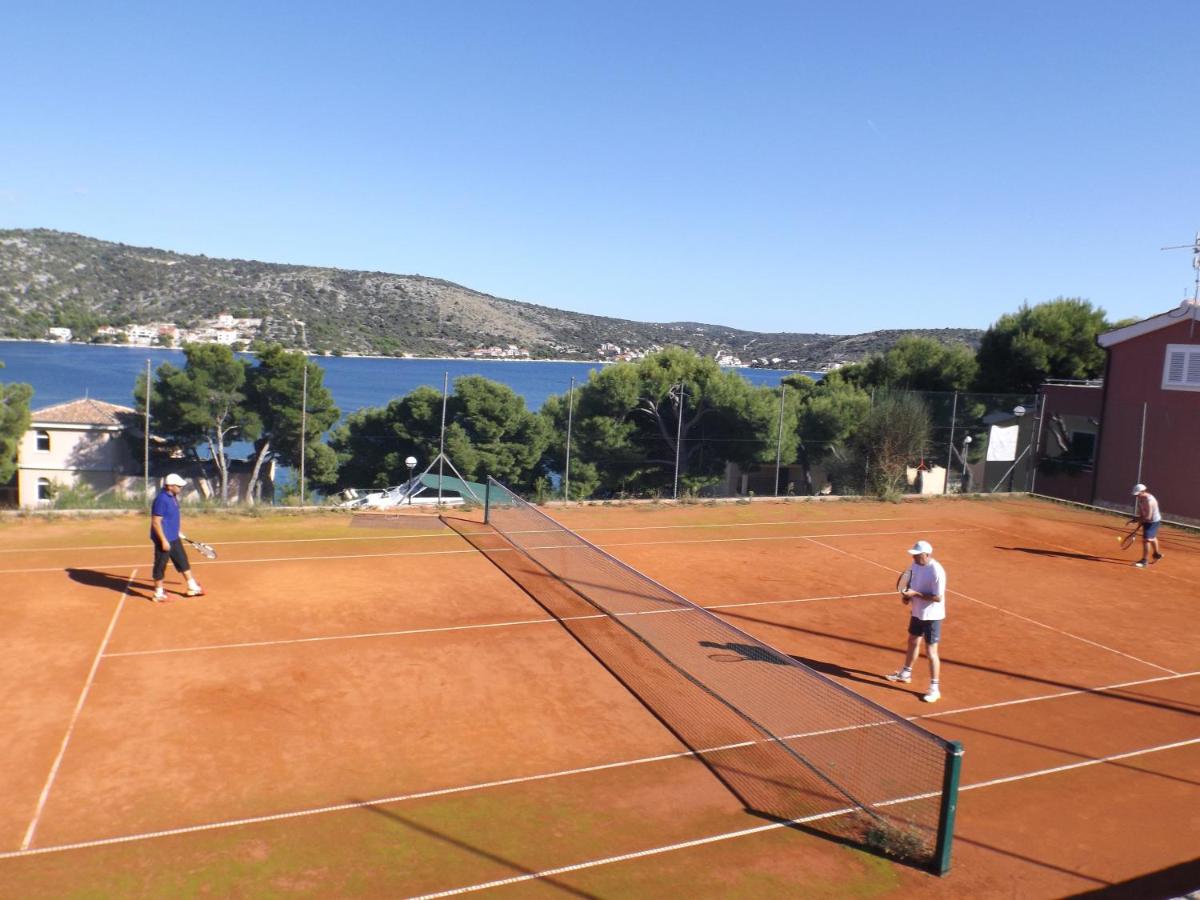 Tennis court: Apartments & Rooms Ruzmarin