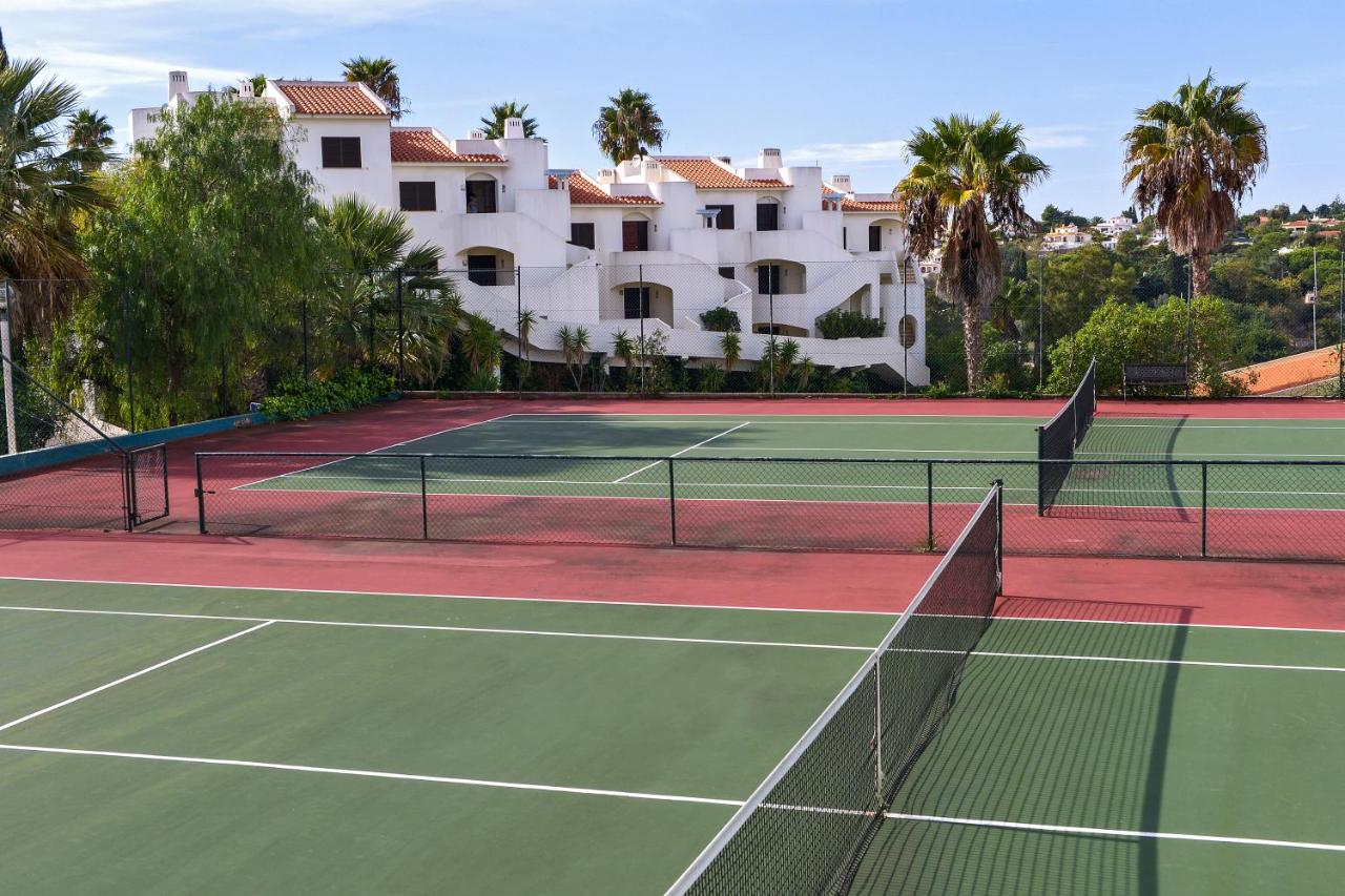 Tennis court: Monte Dourado