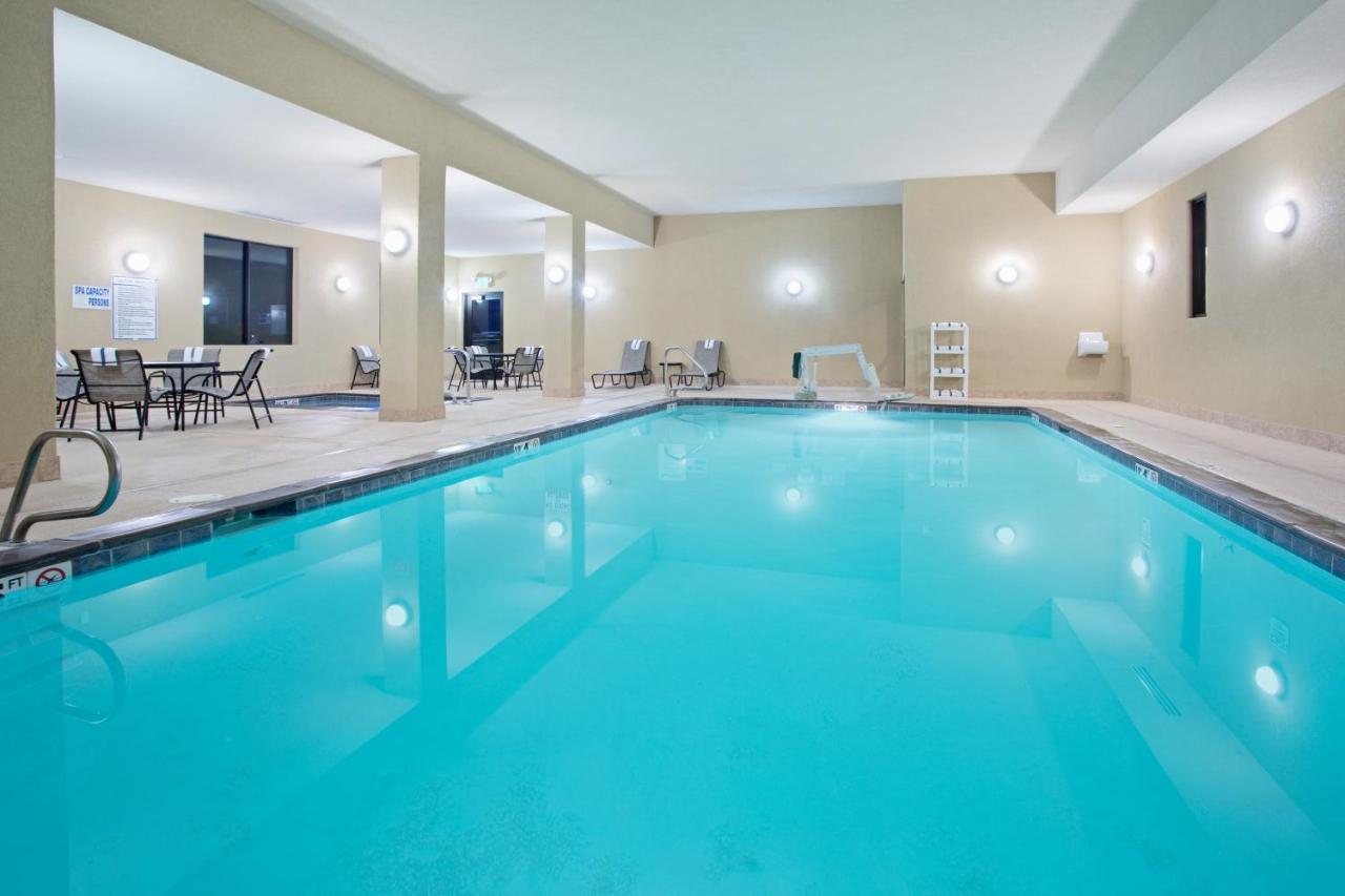 Heated swimming pool: Holiday Inn Express & Suites Truth Or Consequences, an IHG Hotel
