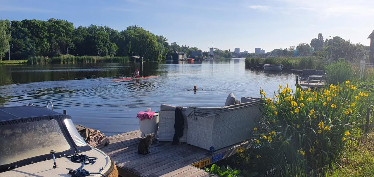 Uitzicht op een rivier vlak bij het appartement
