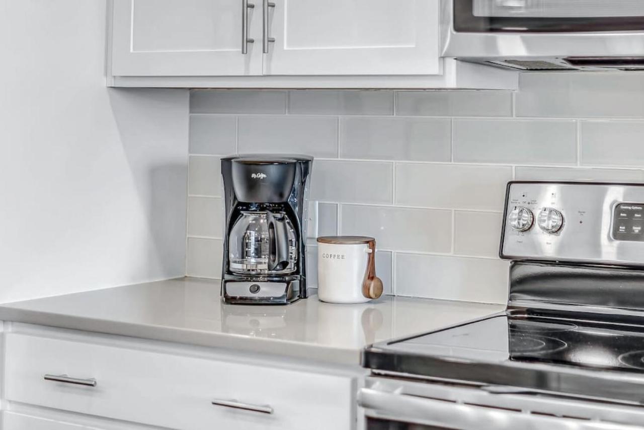 Big NEW and Modern with Skyline View Mural and Ping Pong - 4