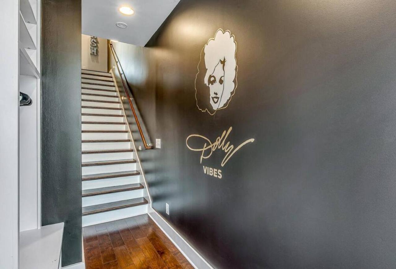 Big NEW and Modern with Skyline View Mural and Ping Pong - 2