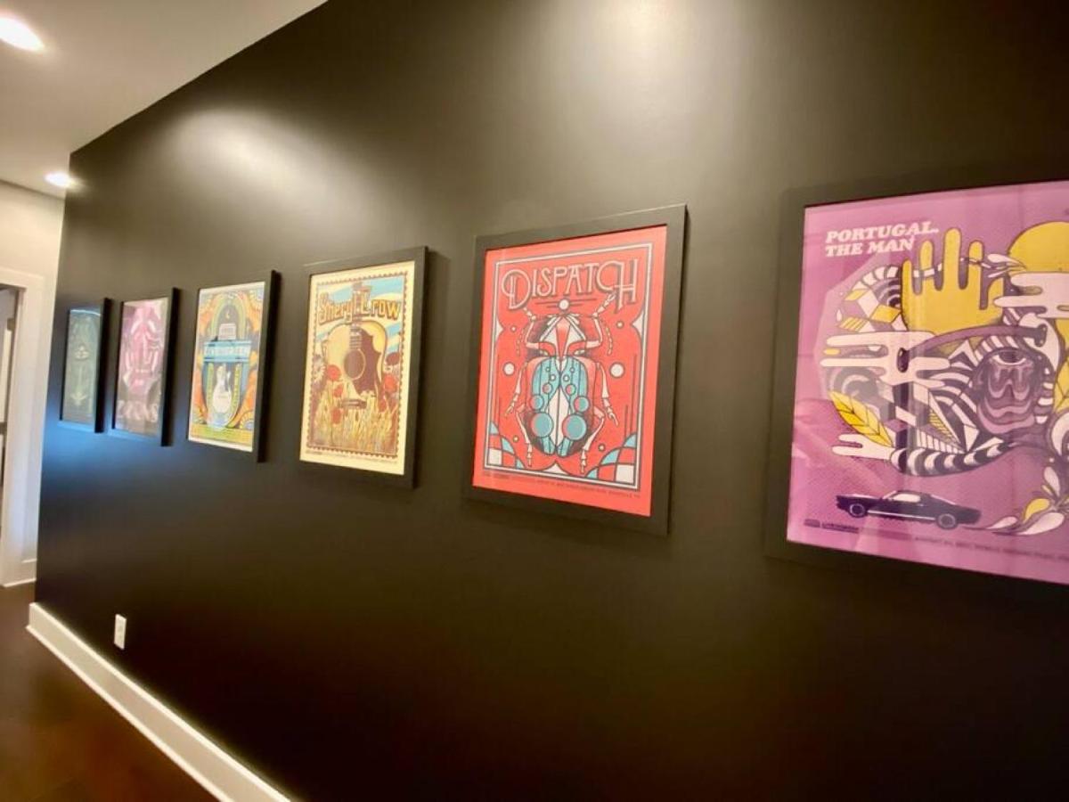 Big NEW and Modern with Skyline View Mural and Ping Pong - 3