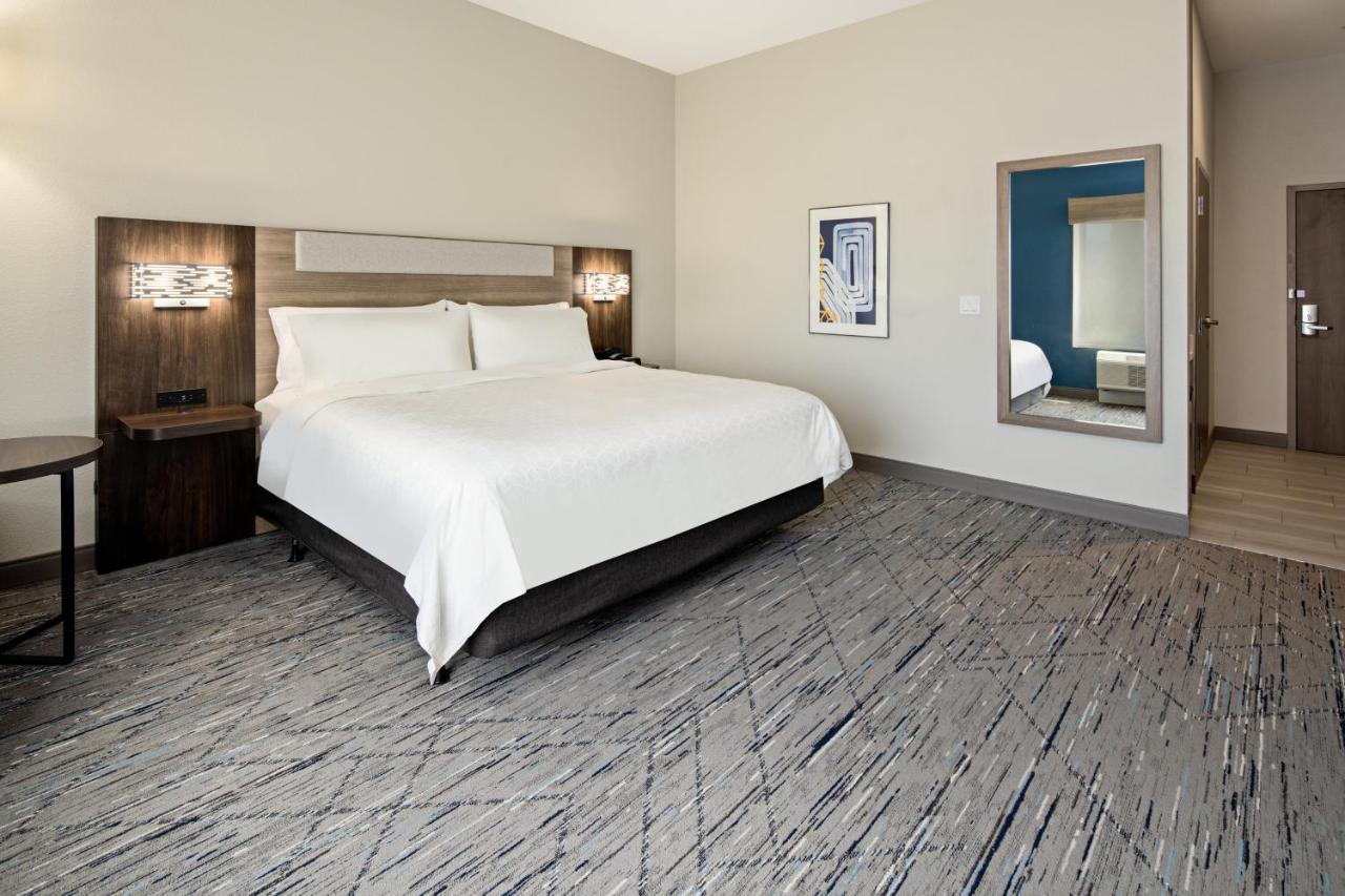 International Hotel and Suites — photo 2