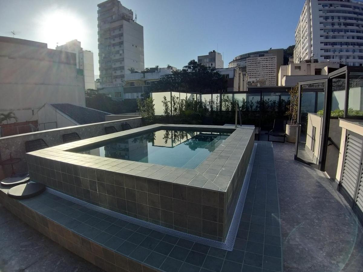 Rooftop swimming pool: Garden em predio novo Ipanema. Rooftop com piscina