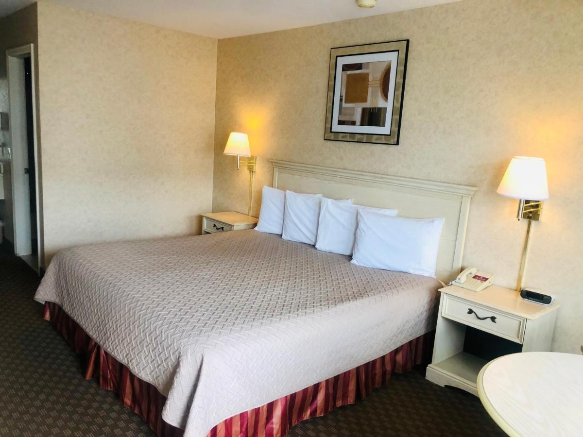 Court Plaza Inn & Suites of Mackinaw — photo 16