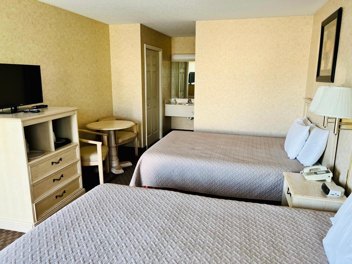 Court Plaza Inn & Suites of Mackinaw — photo 17
