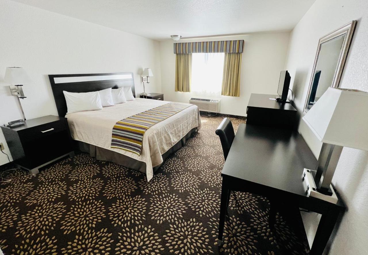 Court Plaza Inn & Suites of Mackinaw — photo 21