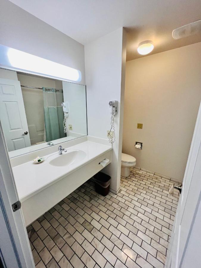 Court Plaza Inn & Suites of Mackinaw — photo 22