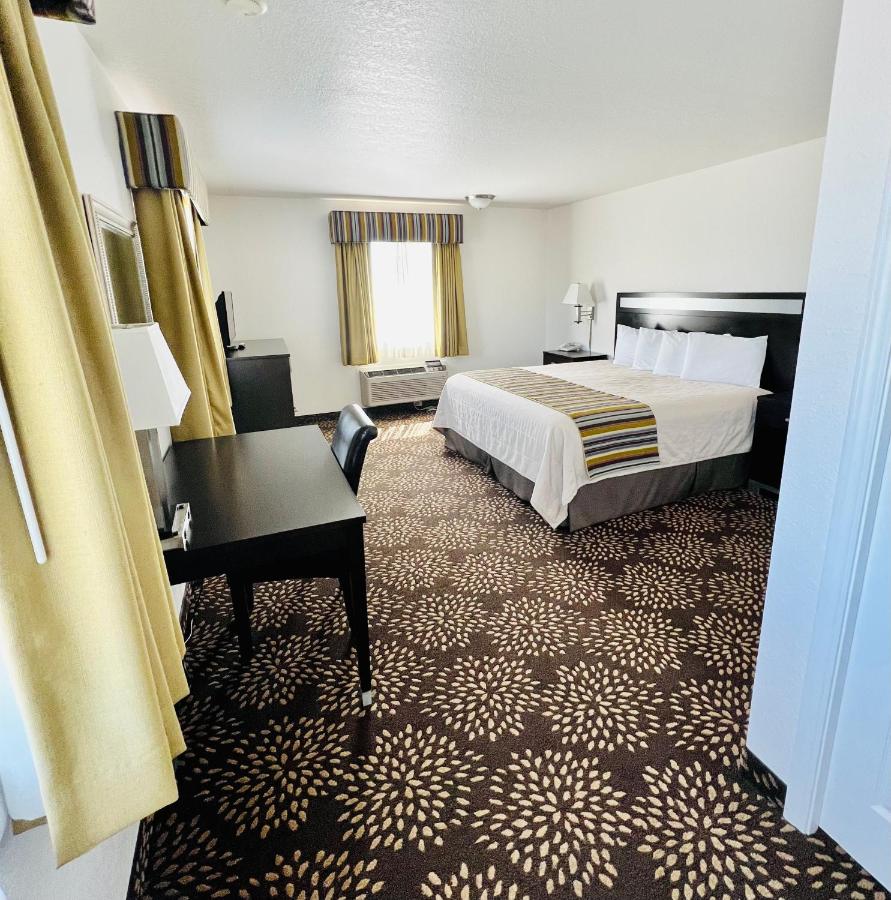 Court Plaza Inn & Suites of Mackinaw — photo 23