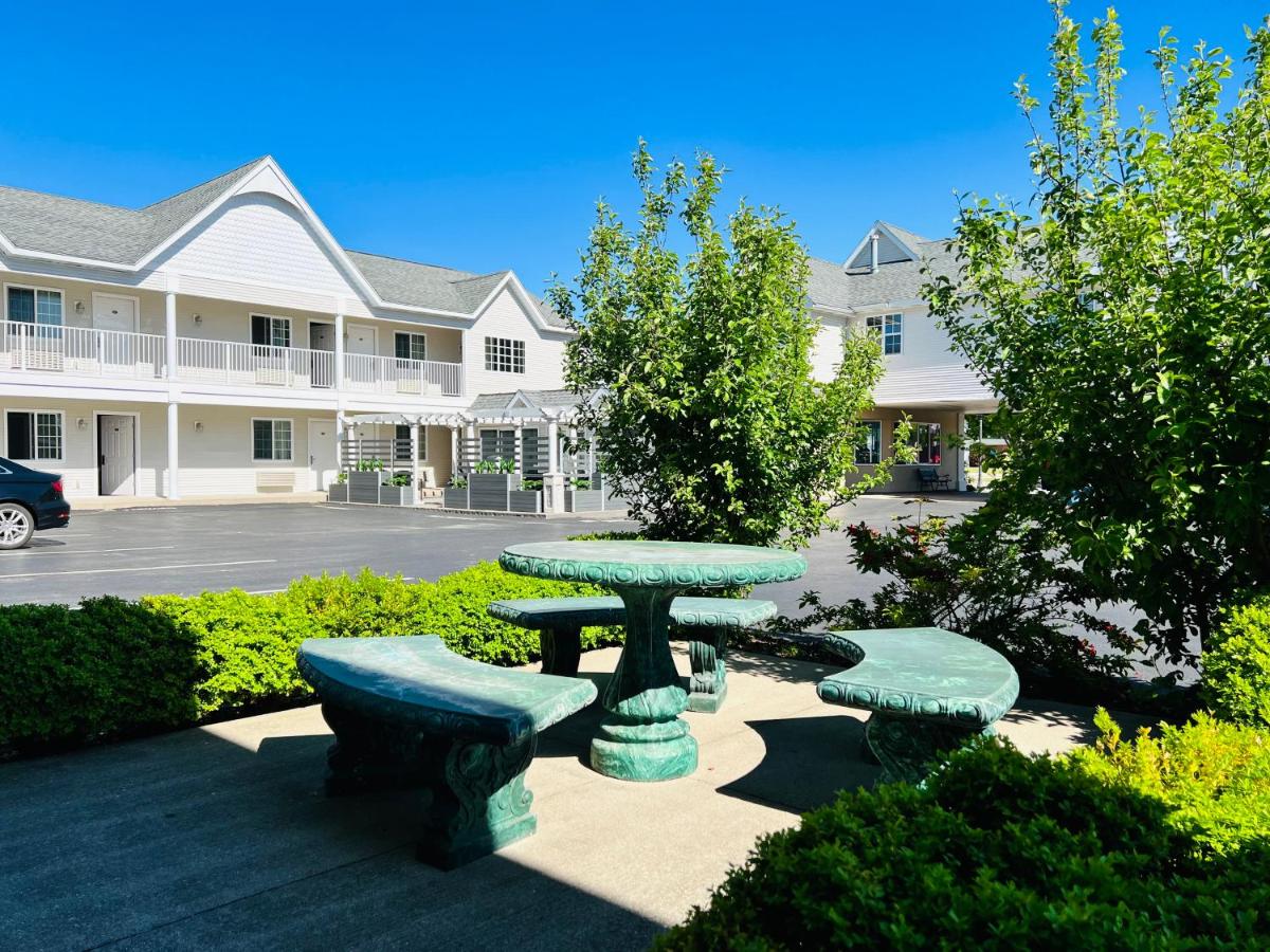 Court Plaza Inn & Suites of Mackinaw — photo 7