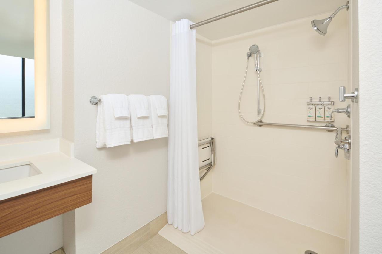 Holiday Inn Express Waikiki, an IHG Hotel photo