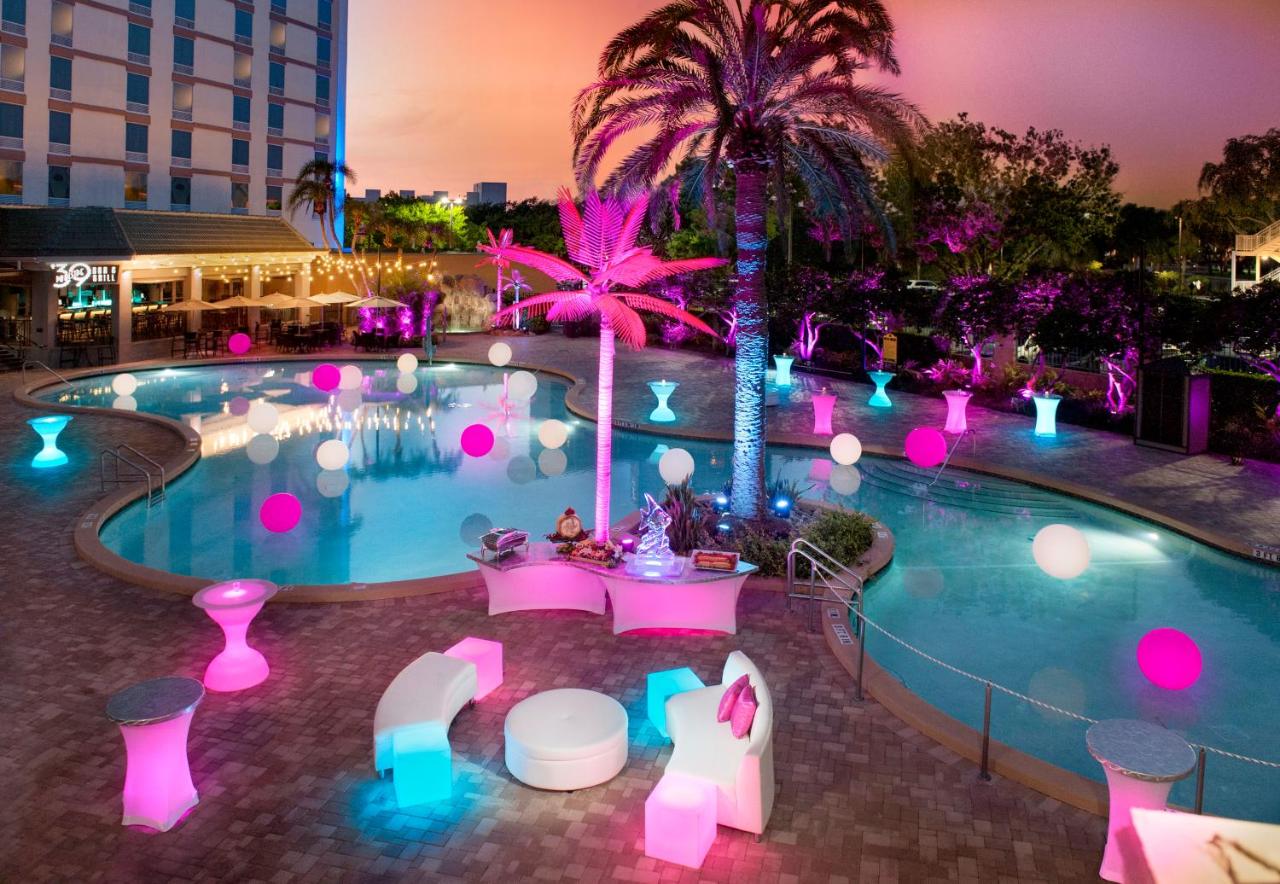 Heated swimming pool: Rosen Plaza Hotel Orlando Convention Center