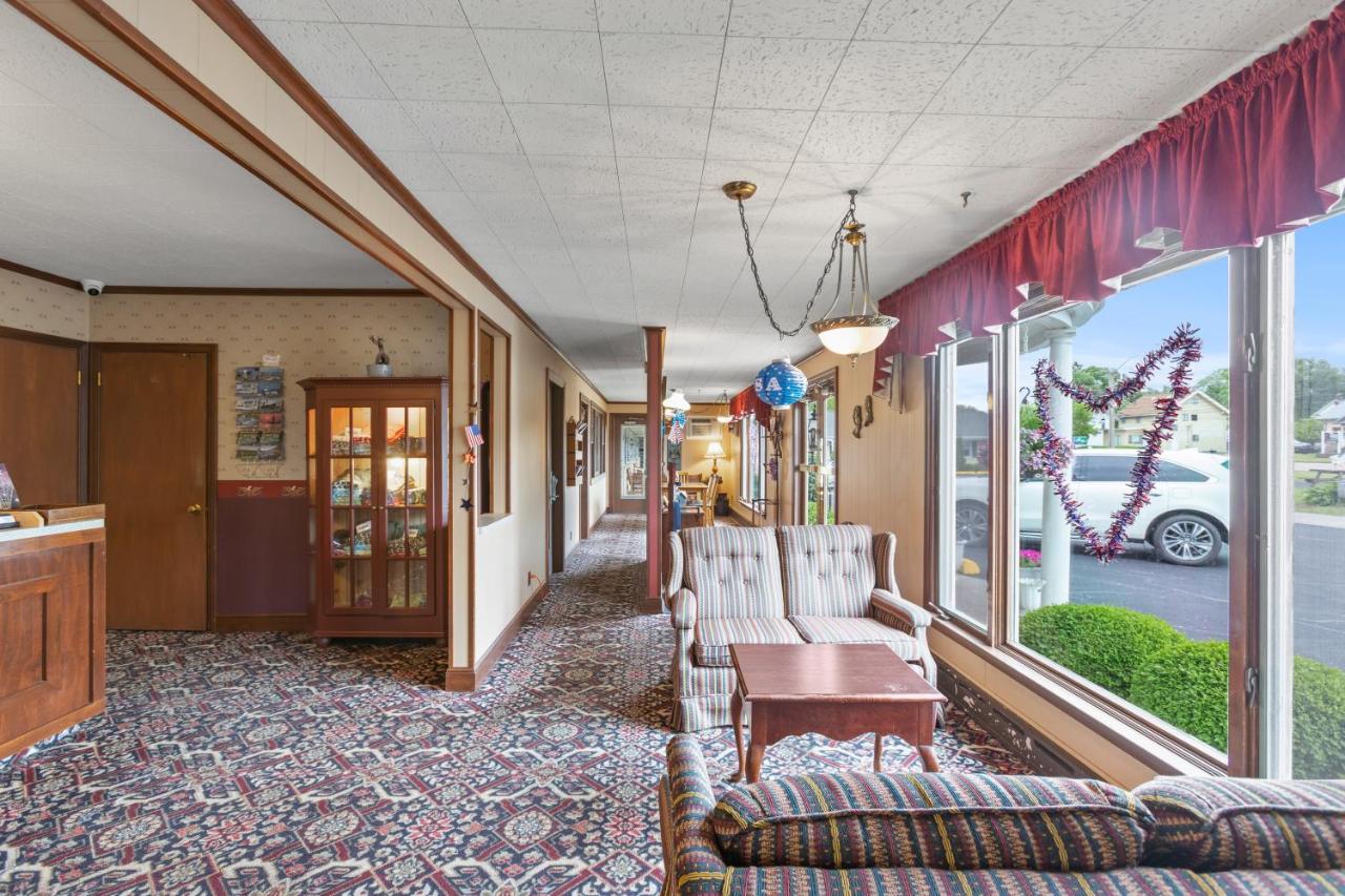 Glass House Inn Erie Near I-90 & I-79 — photo 22