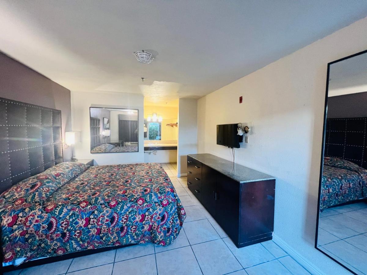 Casa Blanca Hotel - Cypress Buena Park, Anaheim Area — photo 17