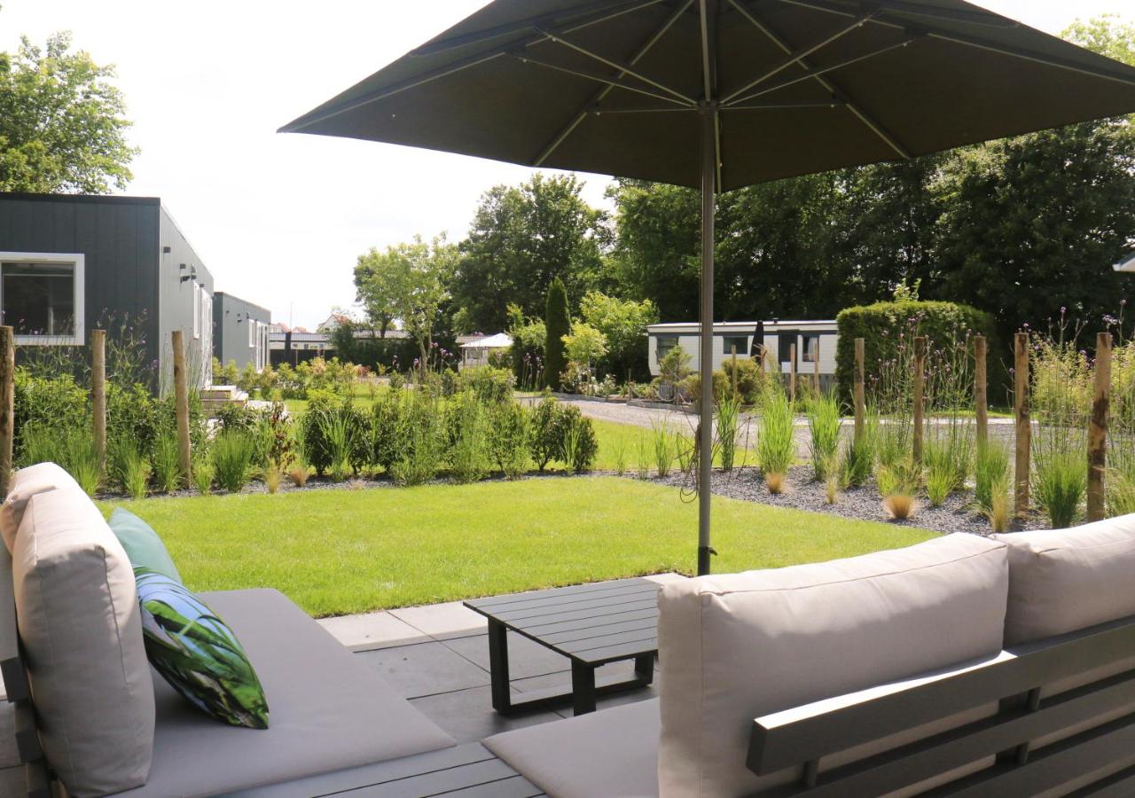 Een tuin van Rietreiger luxe vakantielodge in Friesland - 2 badkamers