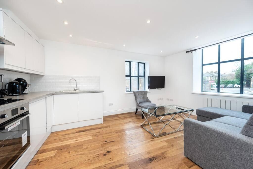 Gorgeous Modern Apartment BR2 photo