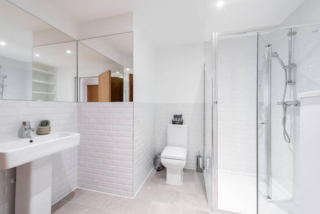 Gorgeous Modern Apartment BR2 photo