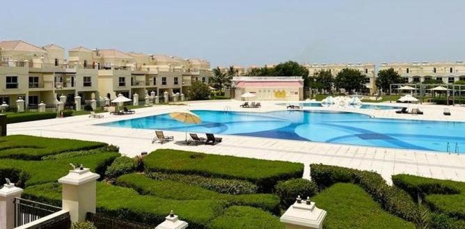 Heated swimming pool: SeaBreeze Apartment - Sea View Al Hamra