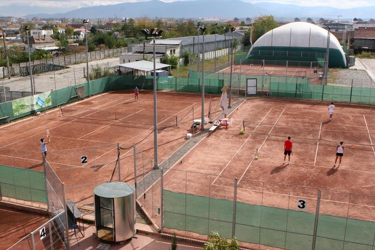 Tennis court: Hotel Pamira
