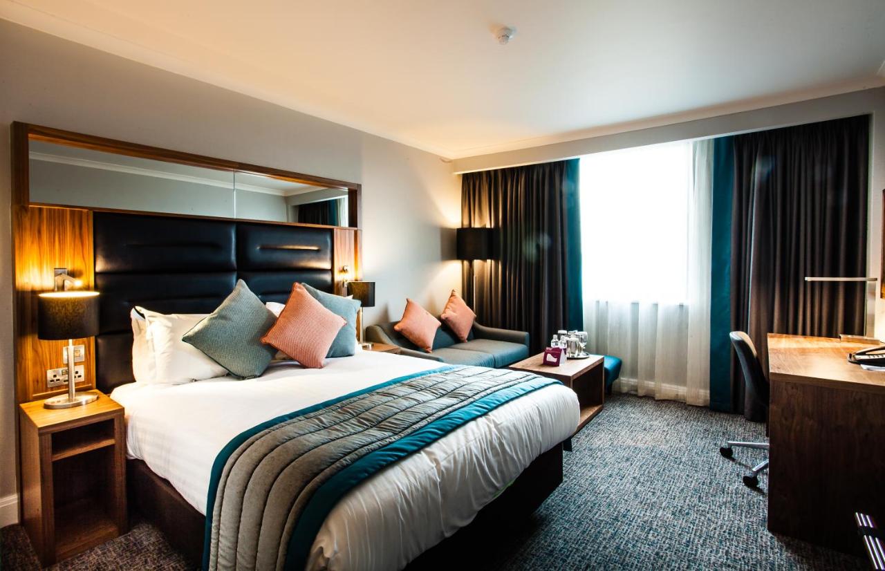 Standard Queen Room with Sofa Bed and Lounge Access