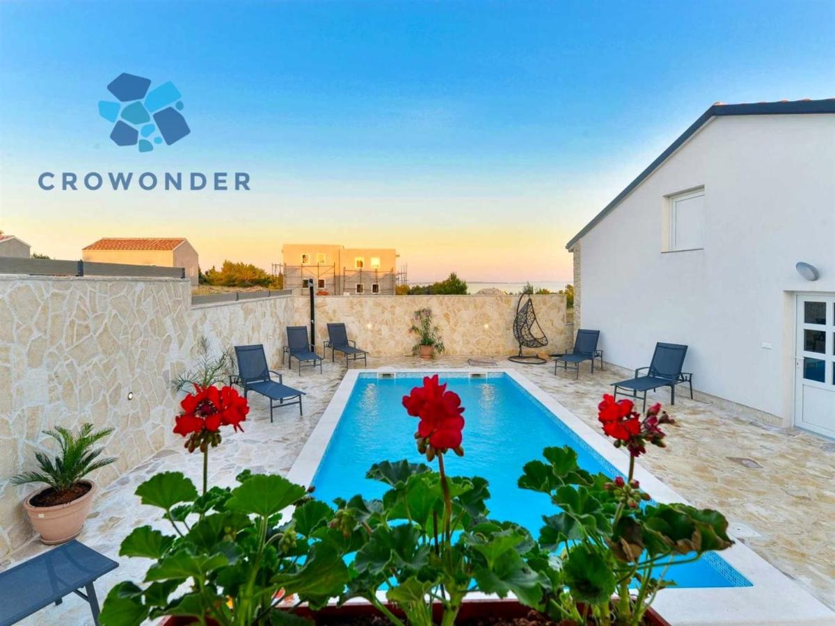 Crowonder cosy Smile Villa with Swimming Pool and Stone Backyard