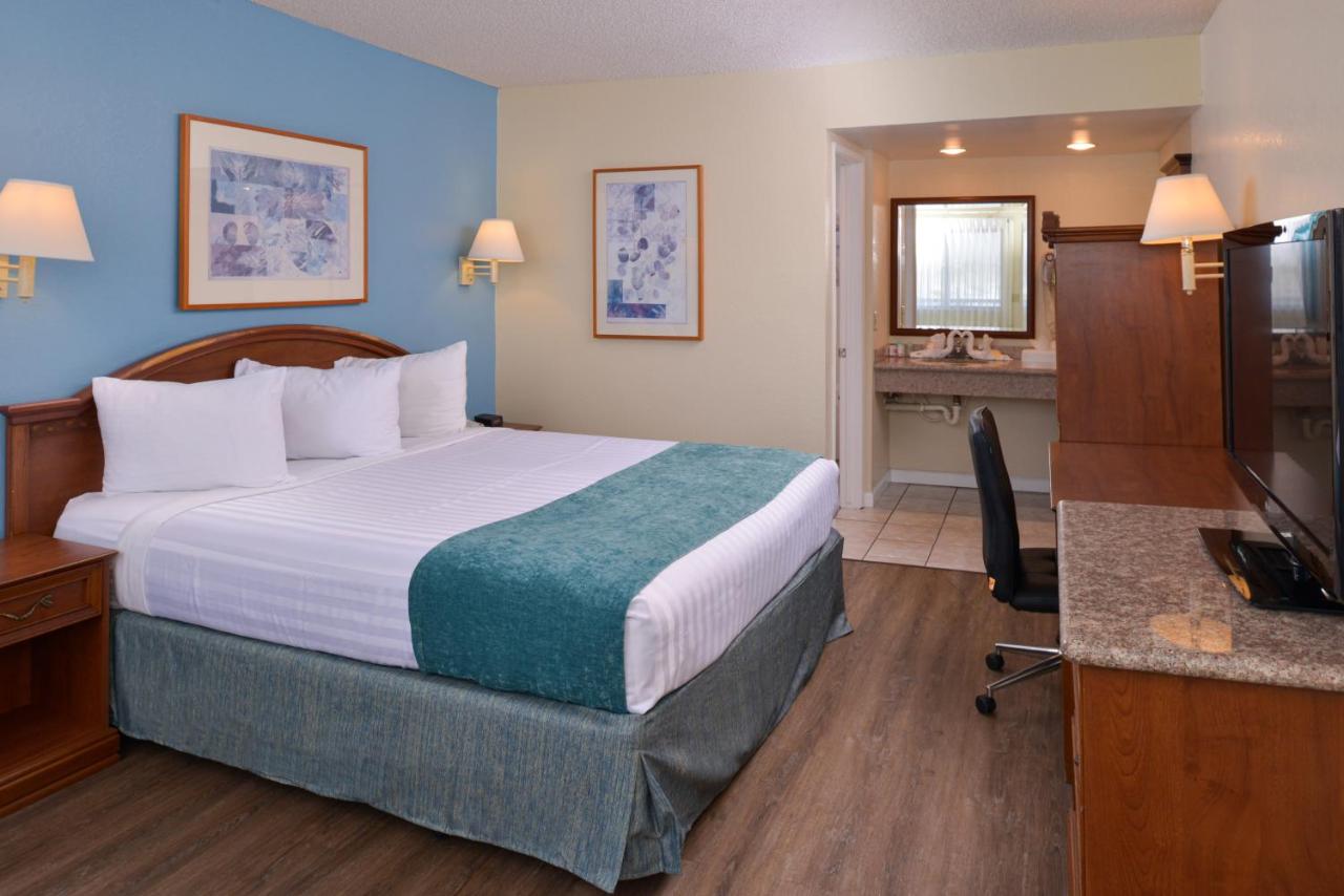 Edgewater Inn and Suites — photo 17