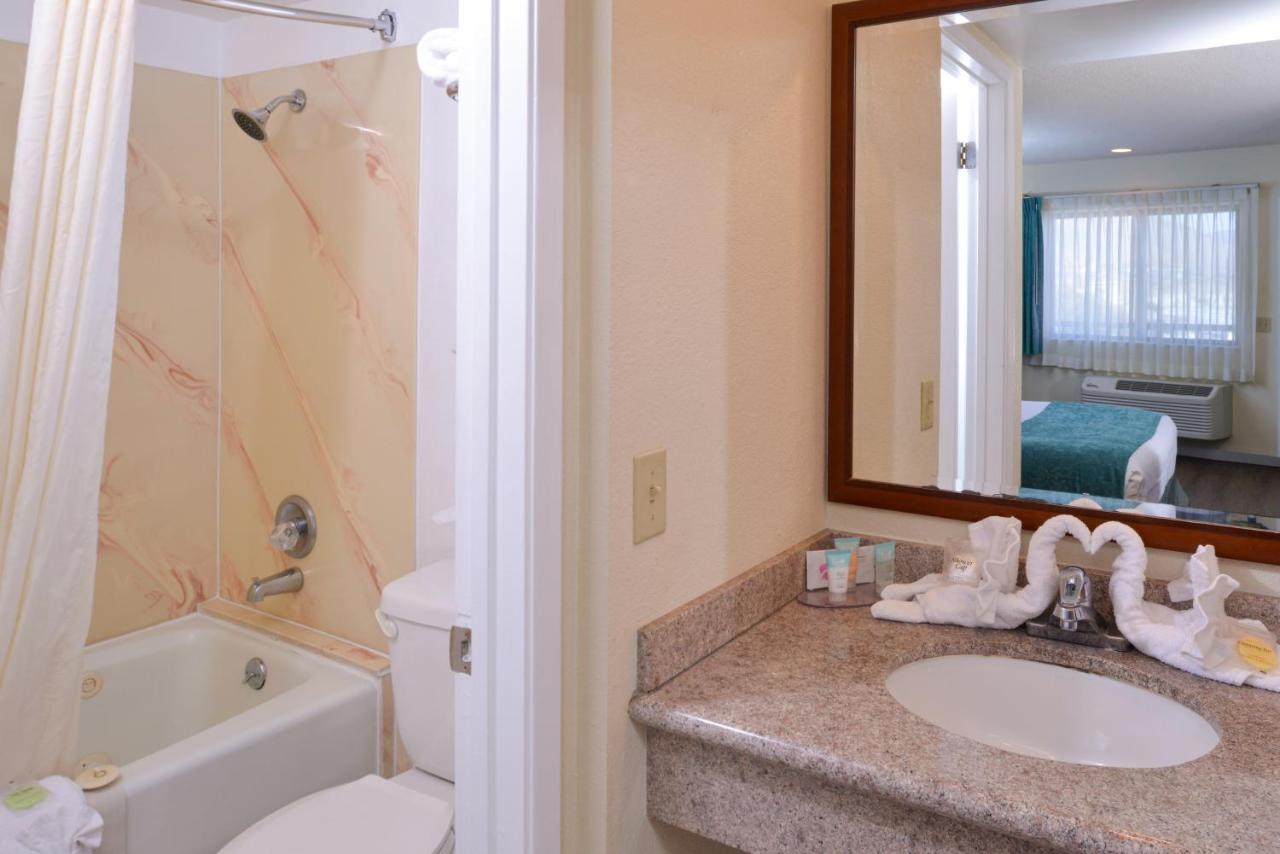 Edgewater Inn and Suites — photo 15