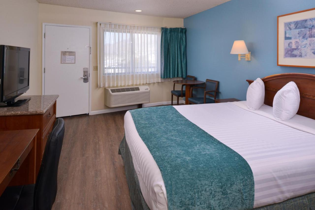 Edgewater Inn and Suites — photo 14