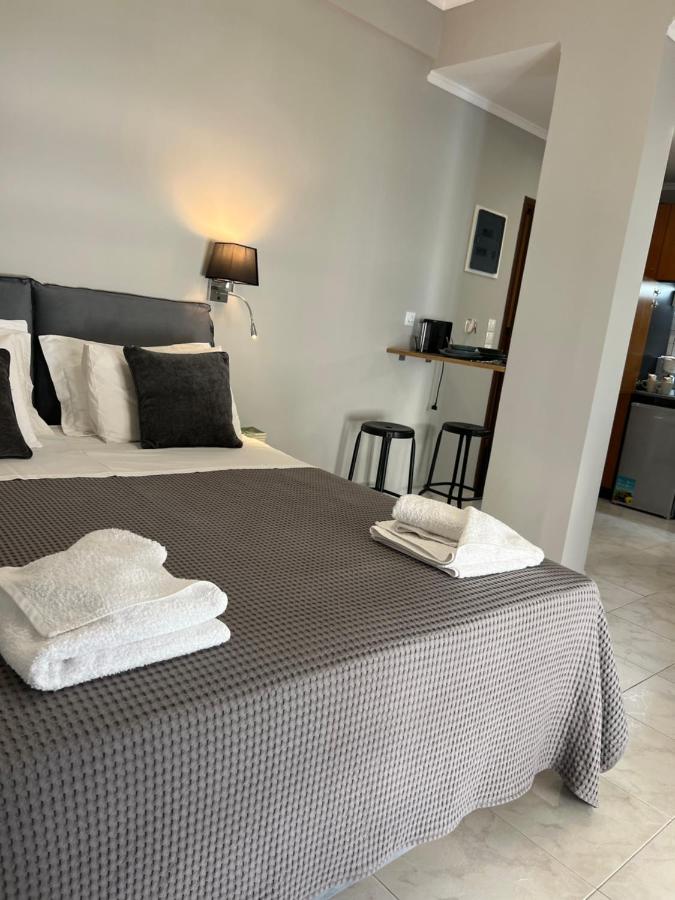 Living near Acropolis by Sylvia Staikou at Nikis str - 5