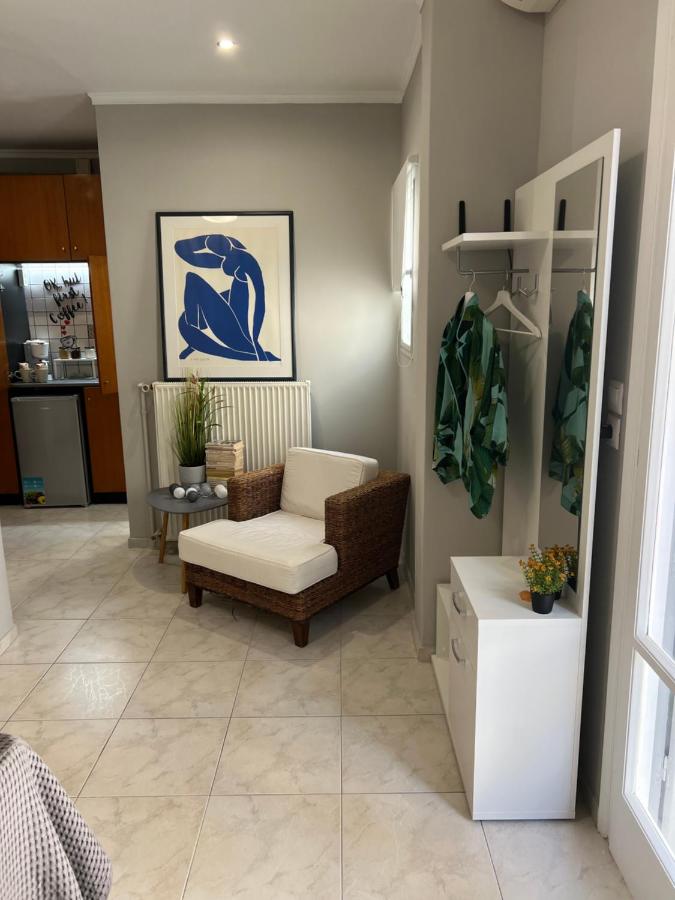 Living near Acropolis by Sylvia Staikou at Nikis str - 3