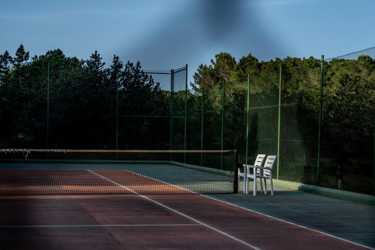 Tennis court: Bungalows Es Pins - Formentera Vacaciones