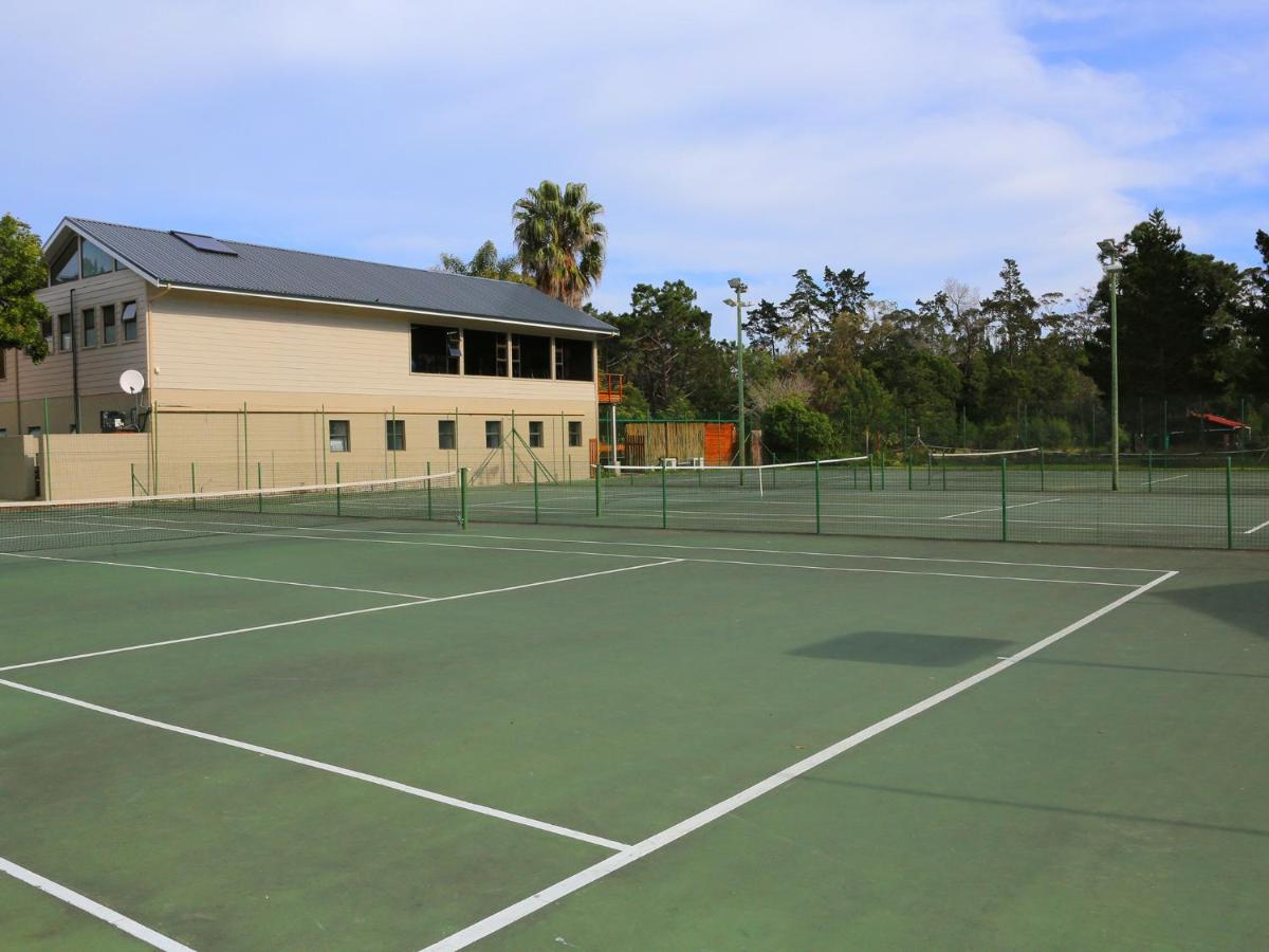 Tennis court: Pine Lake Marina