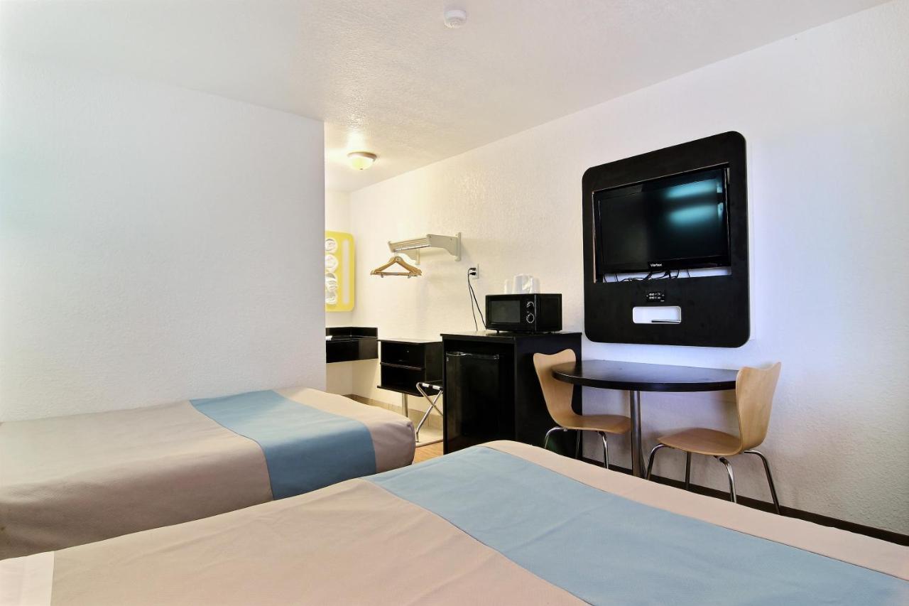 Royal Manor Motel — photo 10