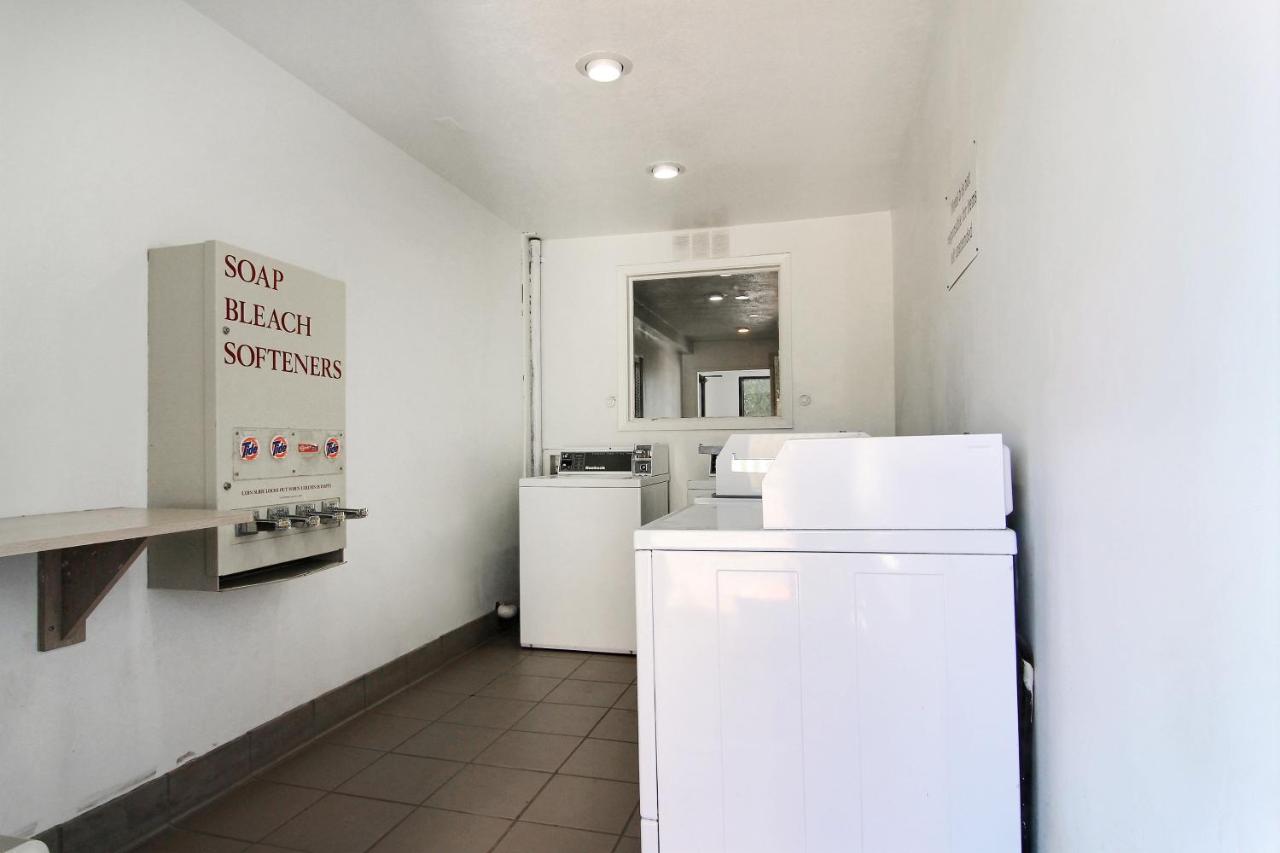 Royal Manor Motel — photo 23
