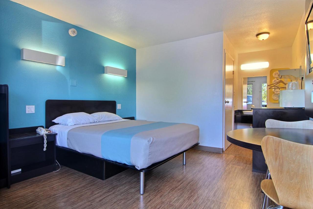 Royal Manor Motel — photo 12