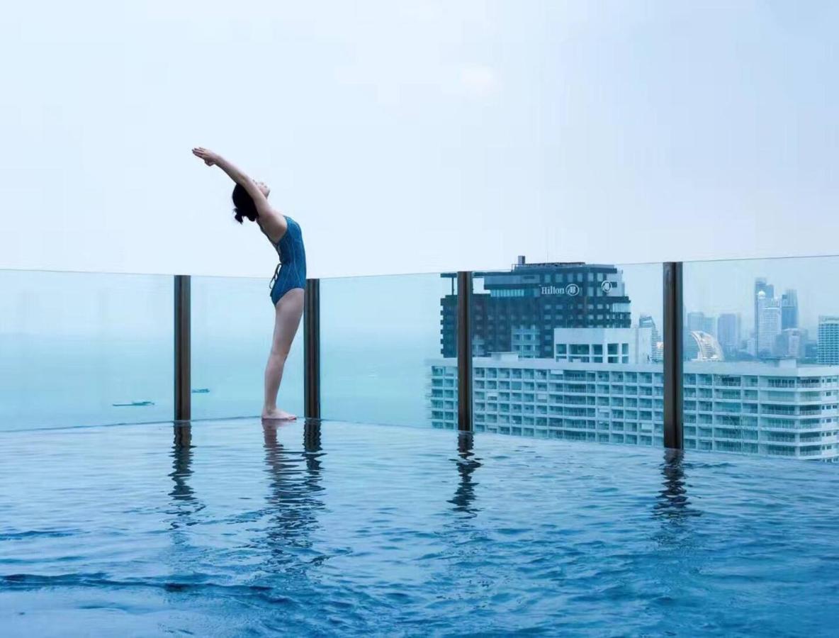 Rooftop swimming pool: Central Pattaya 1 BR Condo With Infinity Pool