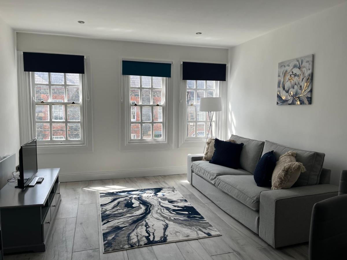 {{ hotelInfo.altText }}