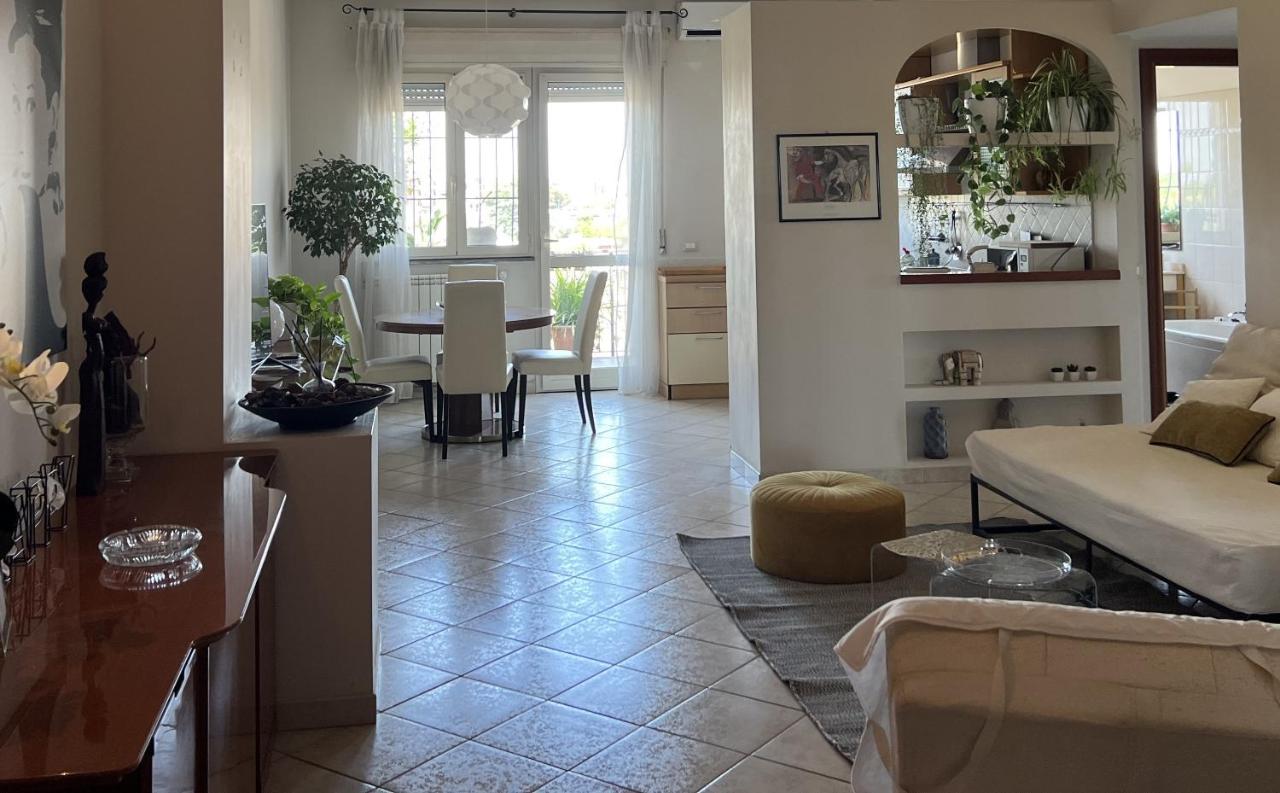Un soggiorno con un divano e un tavolo
