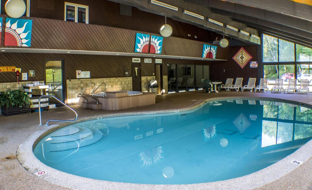 Heated swimming pool: Town & Country Inn & Resort