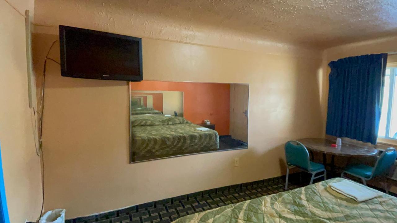 Deluxe Motel — photo 9