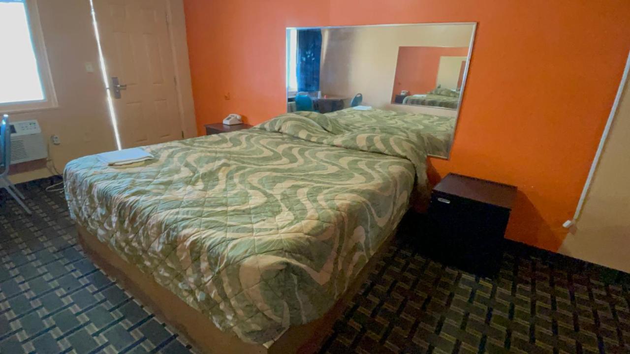 Deluxe Motel — photo 11