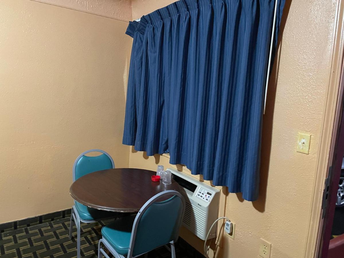 Deluxe Motel — photo 13