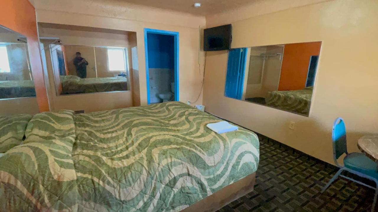 Deluxe Motel — photo 2