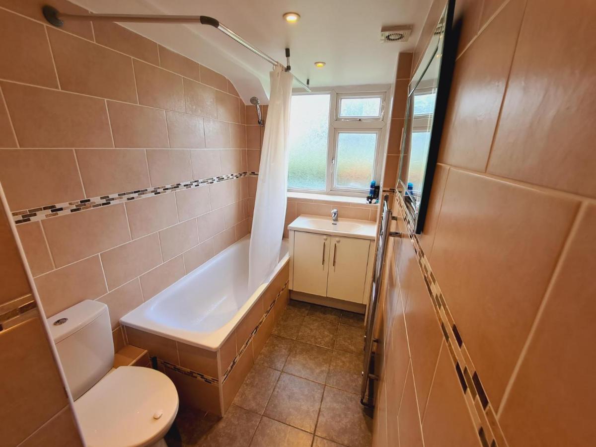 Ilford East London Balcony Flat 2bed 2bath With Parking Next To Tube Station Ideal For Tourists Barkingside 22年 最新料金