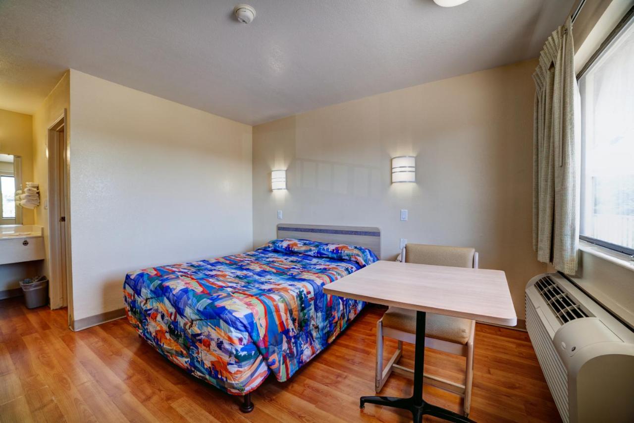 Budget Inn — photo 14