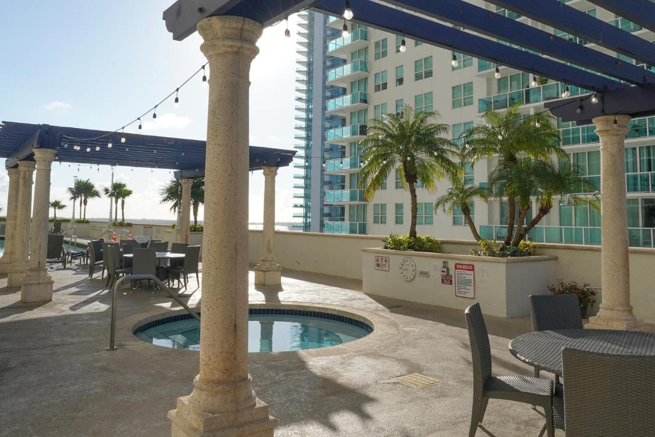 Rooftop swimming pool: 4 bed full condo in Miami with skyline & sea view