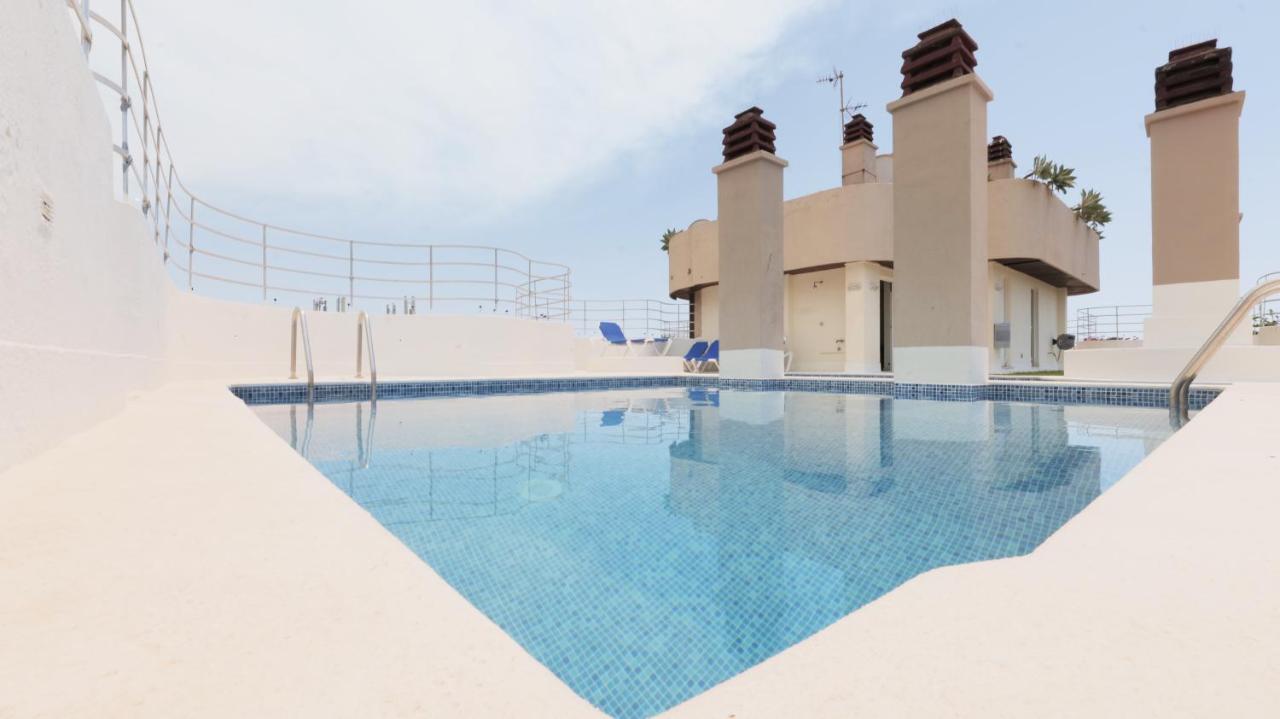 Rooftop swimming pool: El Árbol - Rooftop Pool - Puerto Deportivo