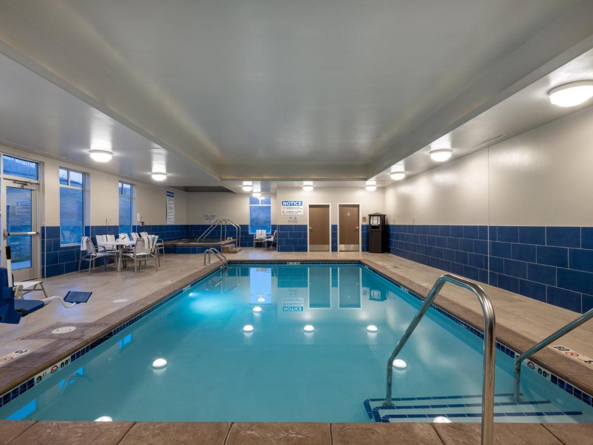 Heated swimming pool: Staybridge Suites - Sioux City Southeast, an IHG Hotel