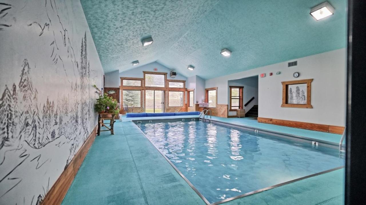 Heated swimming pool: Yellowstone Village Inn and Suites